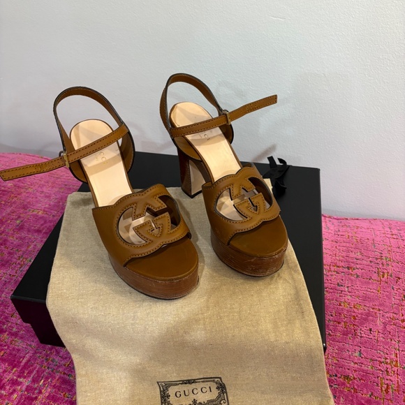 Gucci Interlocking G Cutout Platform Sandal in Cuir- 38.5 - Picture 2 of 8